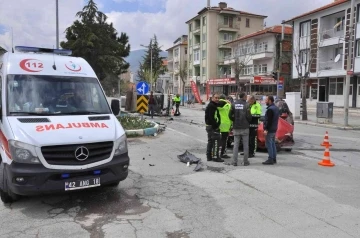 Konya’da süt kamyoneti ile otomobil çarpıştı: 2 yaralı
