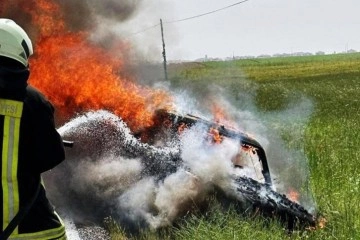 Konya'da hareket halindeki otomobil alev alev yandı
