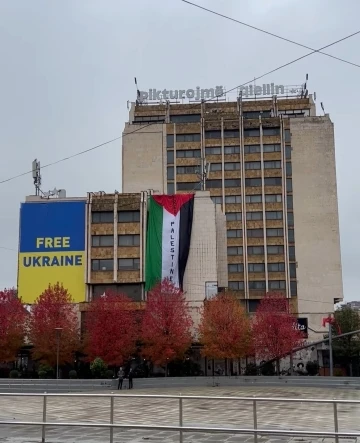 Kosova’nın tarihi oteline dev özgür Filistin bayrağı asıldı
