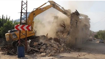 Kozan'da ağır hasarlı evler yıkılıyor