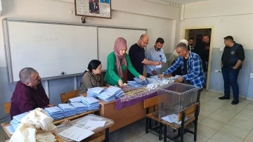 Kozan’da sandıklar açıldı, oy sayımı başladı
