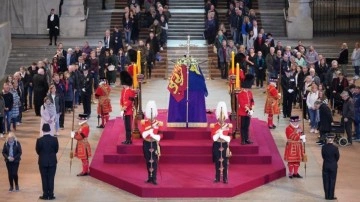 Kraliçe 2. Elizabeth son yolculuğuna uğurlandı. Liderler cenaze için Londra'ya gitti.