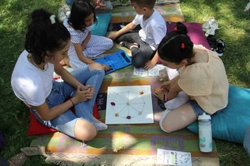 Küçük yaştaki çocuklar, ekran başında zaman geçirmek yerine geleneksel Türk oyunlarıyla zaman geçiriyor
