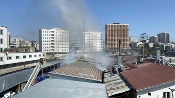 Küçükçekmece’de tekstil fabrikasının deposunda korkutan yangın
