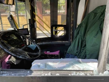 Küçükçekmece’de yolcu İETT otobüsünün sileceğini ve camını kırdı
