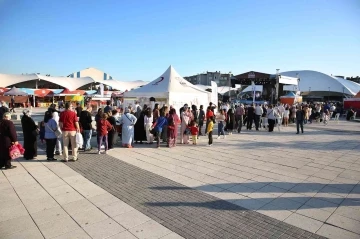 Küçükçekmece’deki Trabzon Festivali’nde 3 ton hamsi ikram edildi
