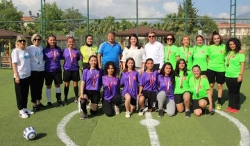 Kumluca'da kadınlar futbolla eğlendi