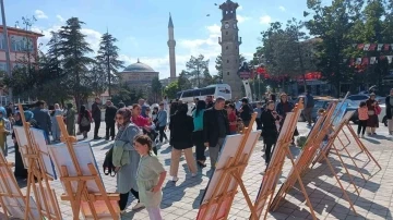 Kursiyerlerin yaptığı resimleri Atatürk meydanın da görücüye çıktı
