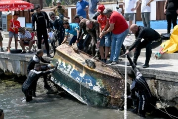 Kuşadası’nda dalgıçlar denizden 5 metrelik batık tekne çıkardı
