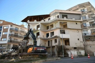Kuşadası’nda hasarlı ve dayanıksız yapılar yıkılıyor
