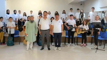 Kütahya’da ’Okullar hayat bulsun’ projesi çerçevesinde açılan gitar kursu final konseri ile sona erdi
