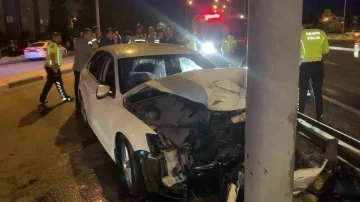 Kütahya’da otomobil elektrik direğine çarptı: 1 yaralı
