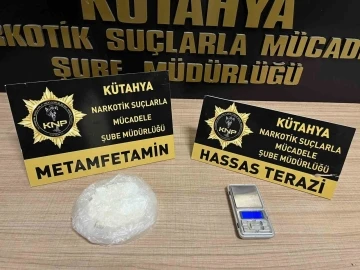 Kütahya’da uyuşturucu bulunan araçtaki 2’si kadın 3 kişi gözaltına alındı
