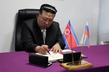 Kuzey Kore lideri Kim, Rus bombardıman uçaklarını ve savaş gemisini inceledi
