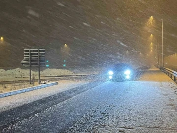 Kuzey Marmara Otoyolu Kocaeli geçişinde kar yağışı etkili oluyor
