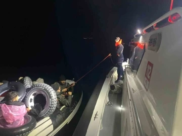 Lastik botları arızalanan göçmenleri Sahil Güvenlik ekipleri kurtardı
