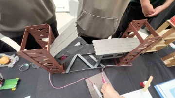 Liseliler yük gemileri için hidrolik sistemli köprü tasarladı
