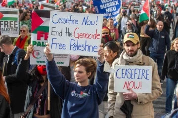 Londra’da binlerce kişi Filistin’e destek için bir kez daha yürüdü
