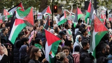 Londra'da on binlerce kişi Filistin'e destek için yürüdü