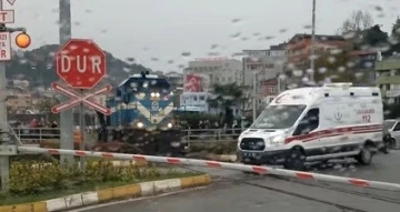 Makinist treni durdurup ambulansa yol verdi
