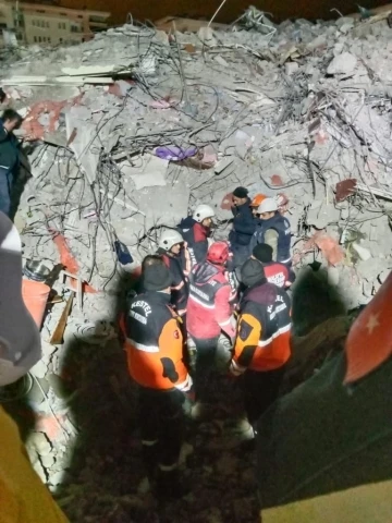 Malatya’da 42 saat sonra enkazdan 2 kişi sağ olarak kurtarıldı
