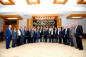 Malatya’da eski ve yeni belediye başkanları iftar sofrasında buluştu
