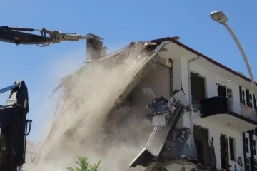 Malatya’da ağır hasarlı binaların yıkımı sürüyor !