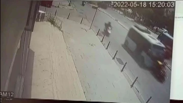 Maltepe’de minibüs sürücüsü, motokuryeye art arda çarparak önünde sürükledi
