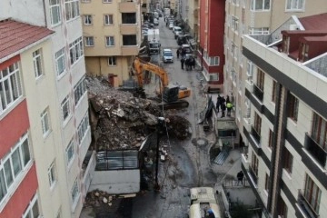 Maltepe’de yıkım esnasında göçük meydana geldi, iş makinasının bir bölümü enkazda kaldı