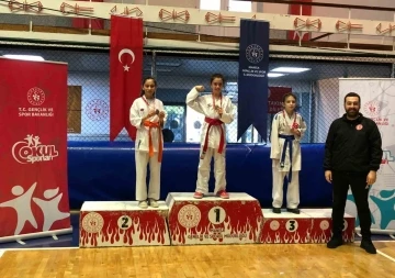 Manisa BBSK’lı karateciler okul sporlarında madalyaları topladı
