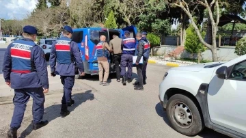 Manisa’da jandarmadan PKK terör örgütüne operasyon: 2 kişi tutuklandı
