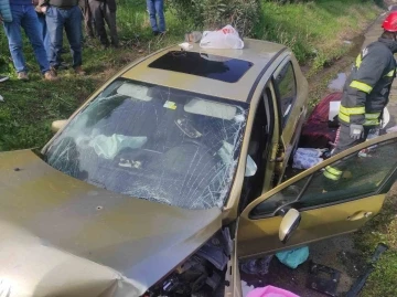 Manisa’da otomobil menfeze çarptı: 2 ağır yaralı
