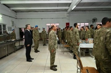Manisa Valisi Enver Ünlü İftar Programında Askerlerle Buluştu