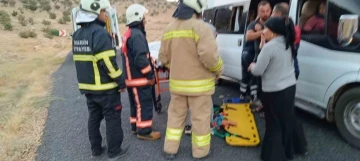 Mardin’de el freni çekilmeyen minibüsün altında kalan 3 kişi yaralandı
