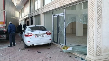 Mardin’de kontrolden çıkan tır, üç araç ve bir işyerine zarar verdi: 2 yaralı
