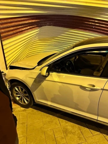 Mardin’de otomobil dükkana daldı

