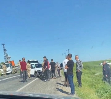 Mardin’de Otomobil ile Hafif Ticari Aracın Çarpıştığı Kazada 2 Kişi Yaralandı