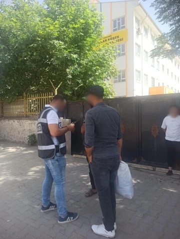 Mardin’de polis ekipleri tarafından okul çevreleri ve servis araçları denetlendi

