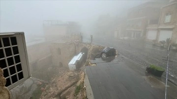 Mardin'de Yağış Sonucu Yolda Çökme, Araçlar Metruk Eve Düştü