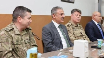 Mardin Valisi ve Belediye Başkan Vekili, Suriye Sınırındaki Askerlerle İftarda Buluştu