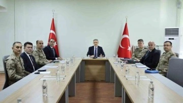 Mardin Valisi ve Büyükşehir Belediye Başkan Vekili Midyat'ta Asayiş ve Güvenlik Toplantısına Katıldı