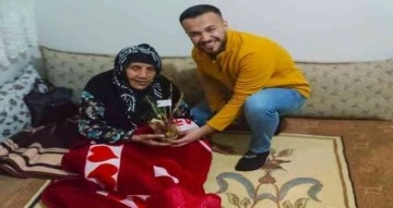 Mardinli öğretmen 3 ilde kadınlara çiçek hediye etti