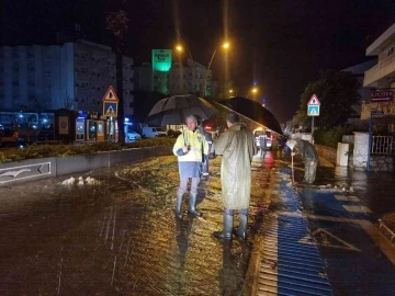 Marmaris’te belediye ekipleri yağmur nöbetinde
