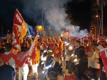 Marmaris’te Galatasaray taraftarları şampiyonluğu kutluyor
