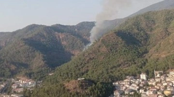 Marmaris'te korkutan orman yangını. Yerleşim yerlerinin yakını alev aldı