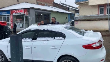 Mart yine kapıdan baktırdı: Karlıova’da kar yağdı
