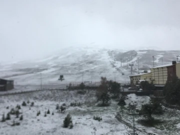 Mayıs ayında yağan kar Erciyes’i beyaza büründü
