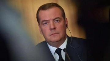 Medvedev'den Kırım ve Donbass mesajı: Her türlü silahı kullanırız