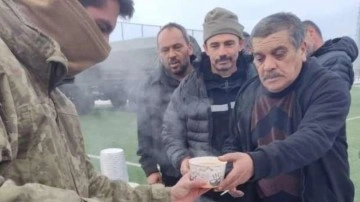 Mehmetçik, Kahramanmaraş'ta sıcak çorba dağıtımına devam ediyor