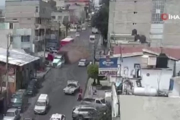 Meksika’da lastiği patlayan kamyon 5 araca ve eve çarptı